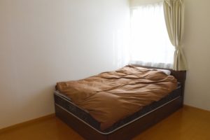 一人暮らし　ベッド　配置　ベランダ